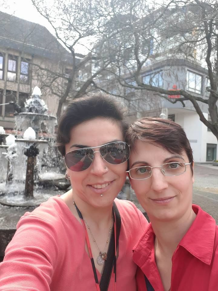 Battesimo a Carbonia, “il prete impedisce a mia moglie di fare da madrina perché lesbica”