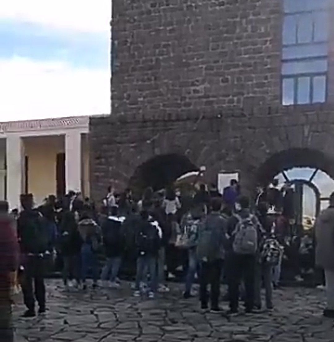 Scuole allagate a Carbonia, gli alunni in sciopero sotto il consiglio comunale