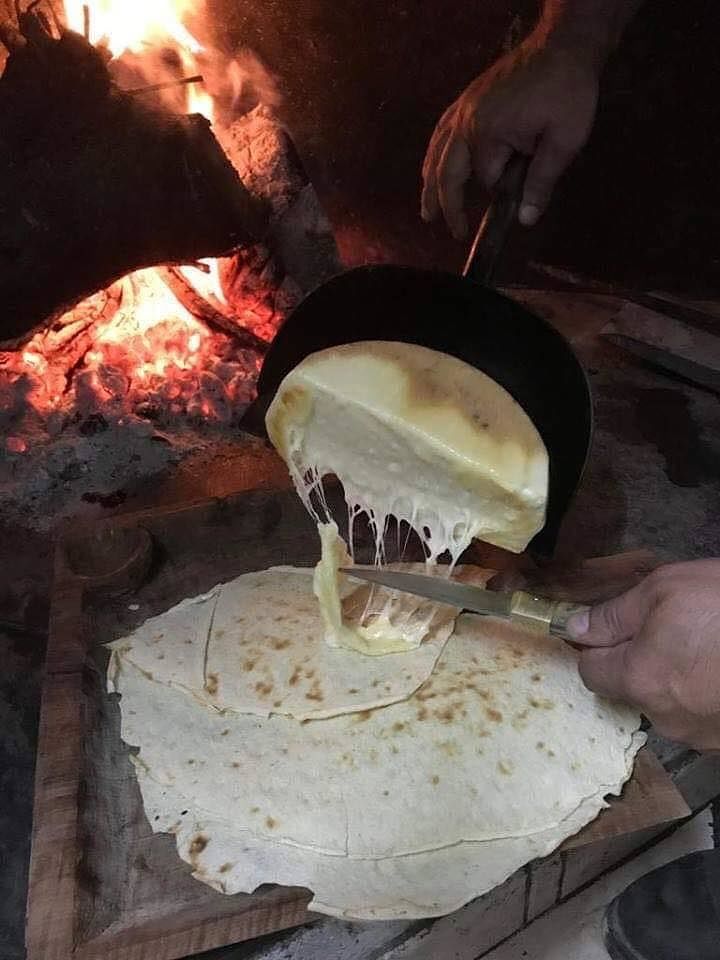 “Sardità” è pane carasau e formaggio fuso davanti al camino: la foto è virale