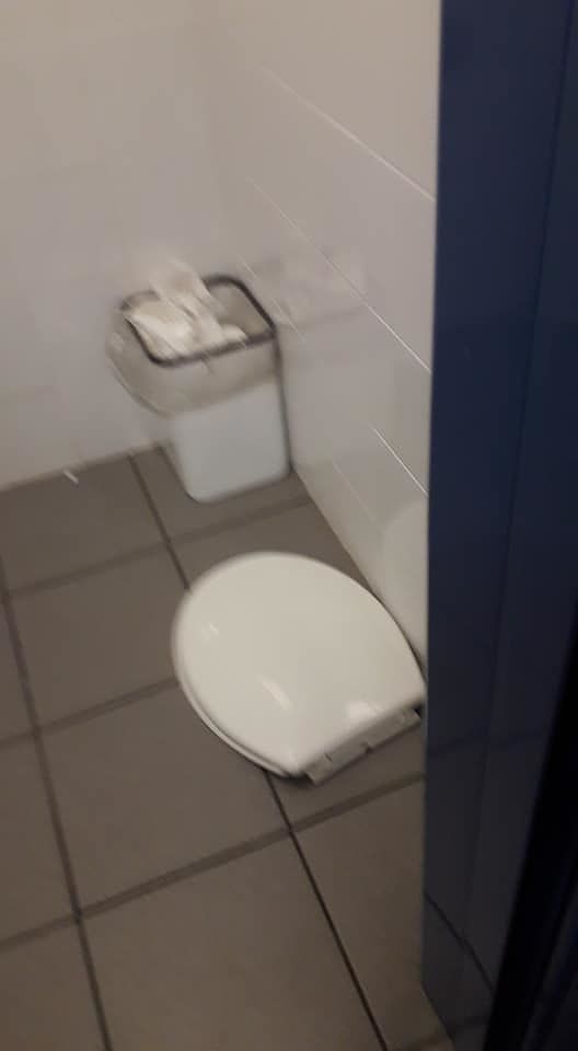 Monserrato, rubinetti e copritavole del water distrutti nei bagni del Policlinico: “Grazie vandali”