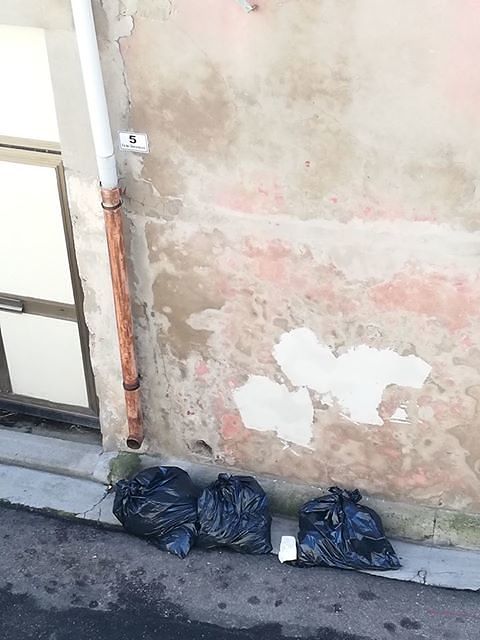 Cagliari, gli abusivi della spazzatura deturpano le strade: “Dobbiamo farci giustizia da soli?”