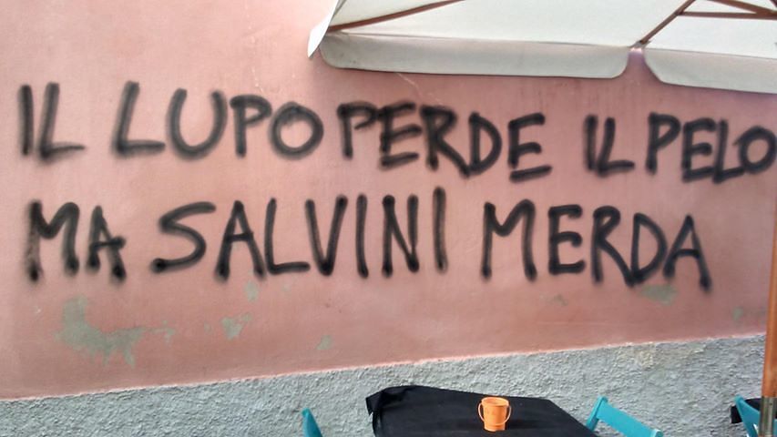 Cagliari, scritta contro Salvini nel muro del ristorante: “Chi paga i danni?”