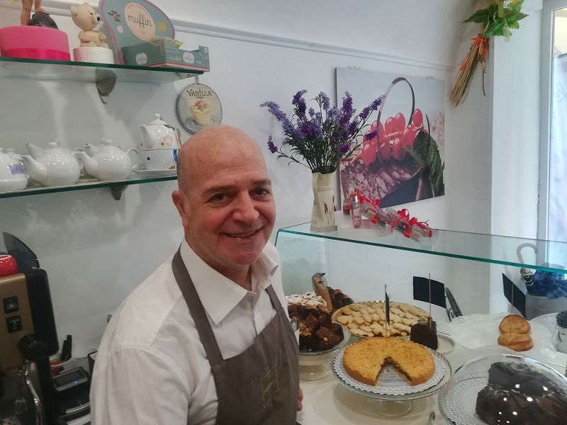 Cagliari, boom del cibo in via Garibaldi: “Dolci e torte anche vegan, bel business”