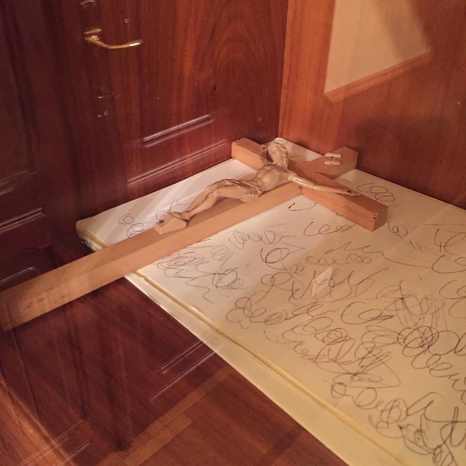 Cagliari,  la giunta Zedda chiude il crocifisso in un armadio: esplode la polemica politica