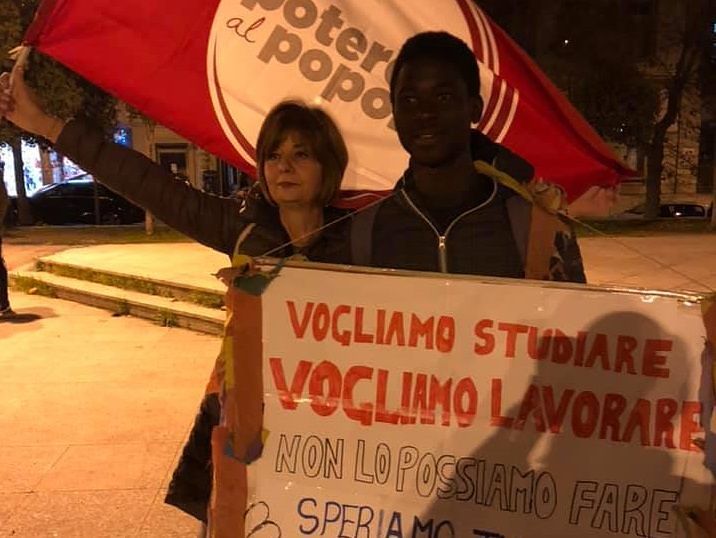Nuoro, bandiere rosse e canti partigiani: Potere al popolo in piazza contro Salvini