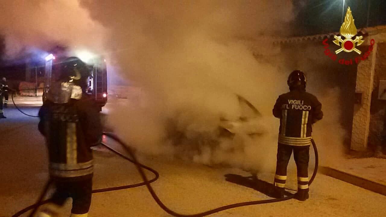 Cagliari, paura nella notte: auto in fiamme in via Mates