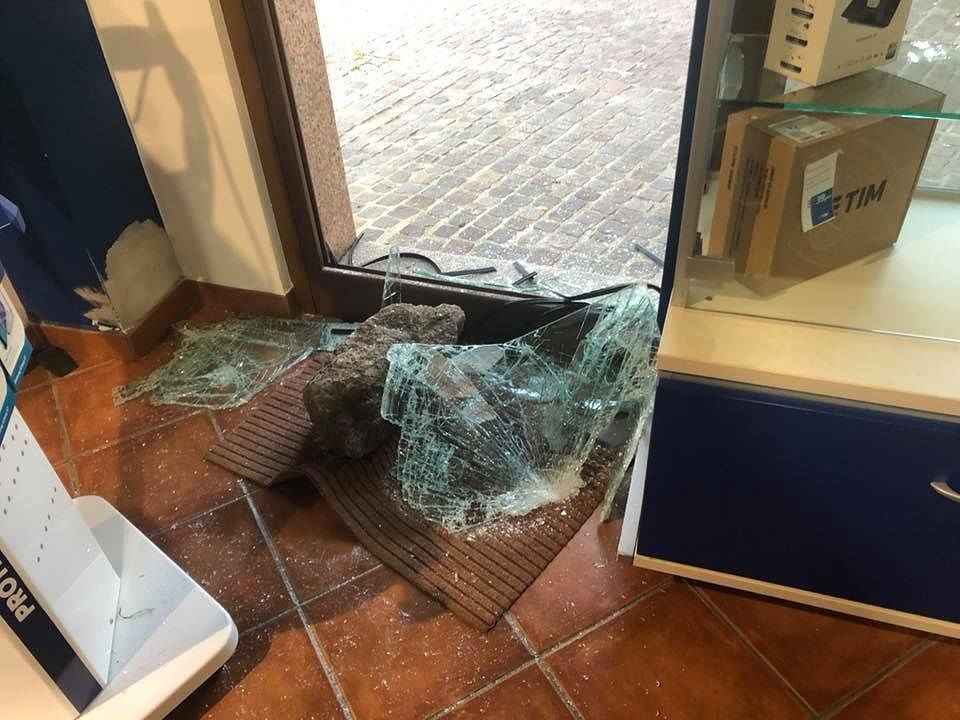 Carbonia, furto con spaccata nel centro Tim: “Hanno rubato smartphone, tablet e pure il Pos”