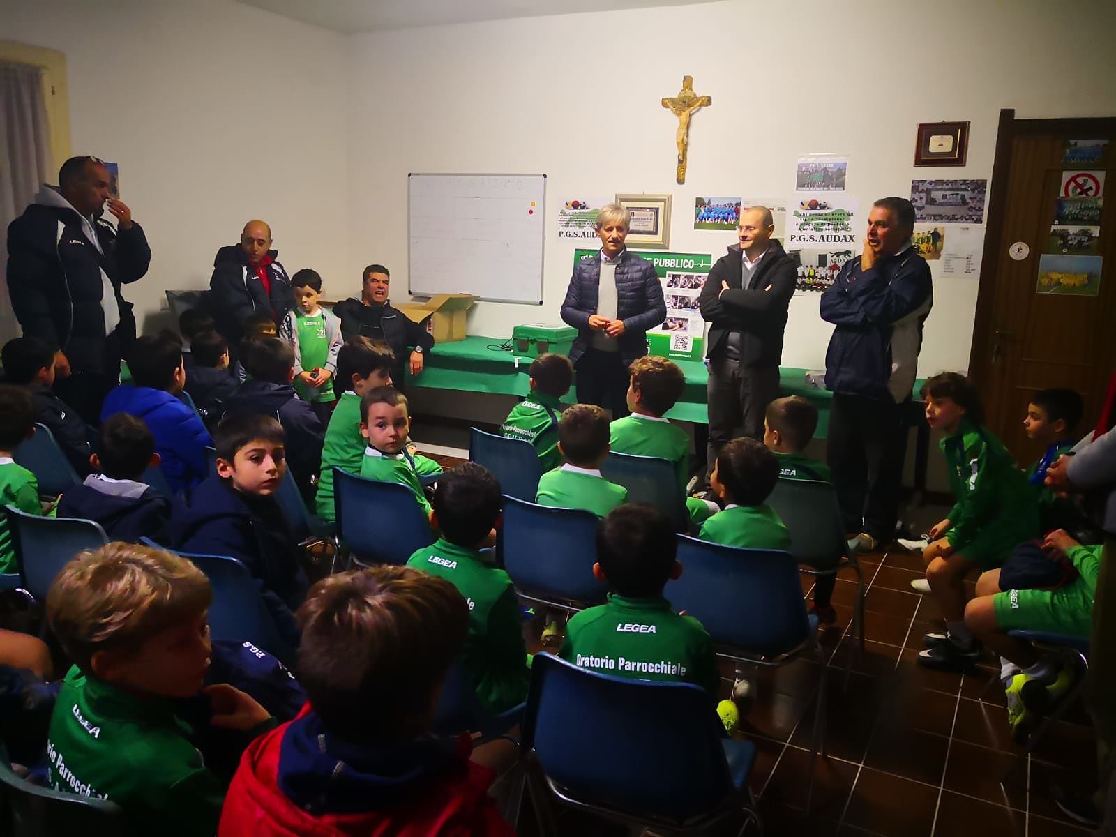 Il cuore immenso degli artigiani sardi, un defibrillatore in regalo per i ragazzi dell’oratorio di Frutti d’Oro