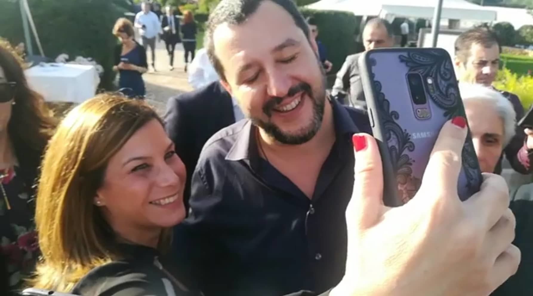 Cagliari, tutti pazzi per Salvini: “Matteo, un selfie per far morire di invidia gli amici”