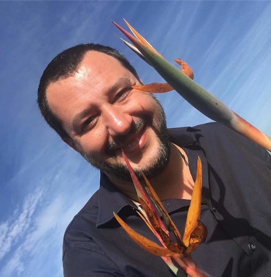 “Un Salvini in Sardegna”, ecco il saluto del ministro sotto il cielo blu dell’Isola