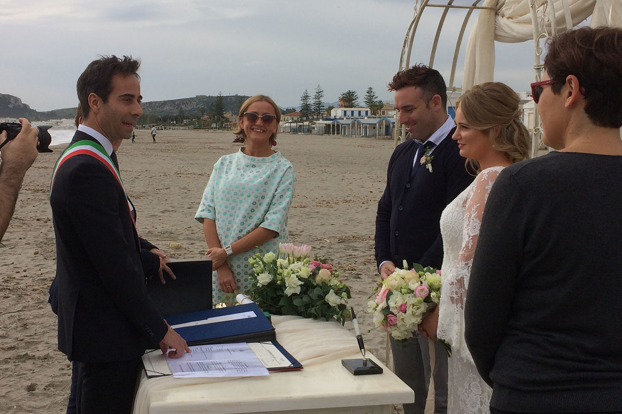 Cagliari, il sogno d’amore di Antony e Diane Marie: matrimonio irlandese al Poetto