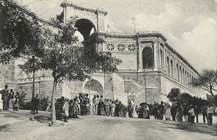 Ci vuole un fisico bestiale…per sopportare il traffico nella nuova piazza Costituzione