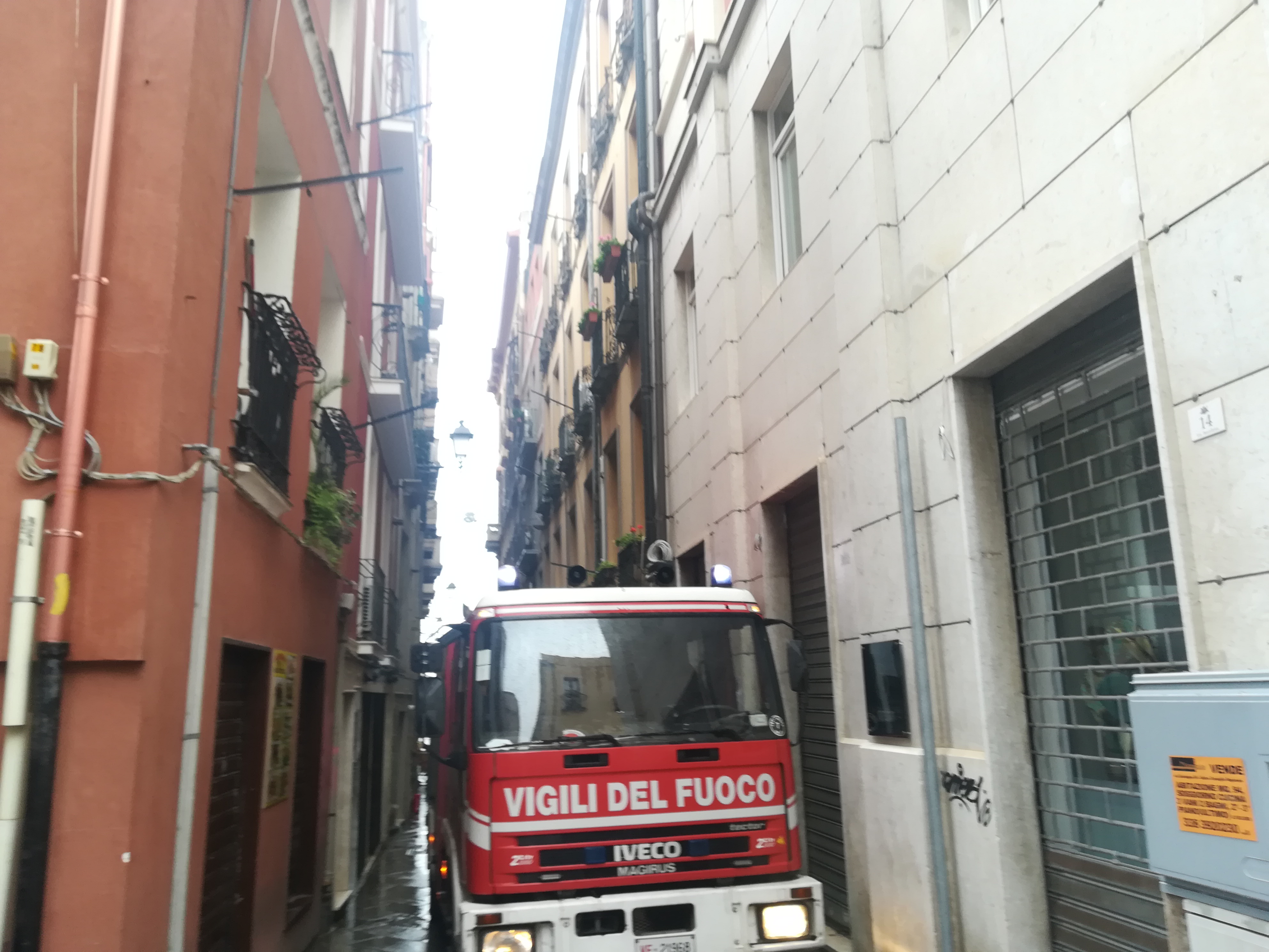 Cagliari, paura in via Barcellona: contatore elettrico di un negozio va a fuoco