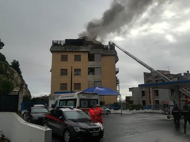 Cagliari, incendio in un palazzo in viale Merello: sul posto Vigili del fuoco e ambulanze