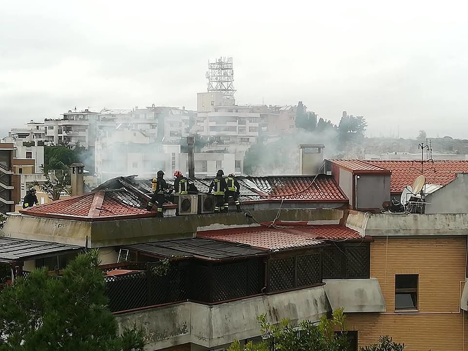 Cagliari, fiamme in un palazzo di viale Merello: tanta paura e danni ingenti, nessun ferito