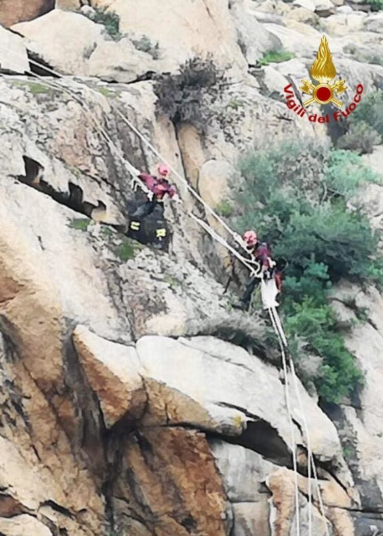 Orosei, bloccata da tre giorni in un crepaccio: capra salvata dagli eroici vigili del fuoco