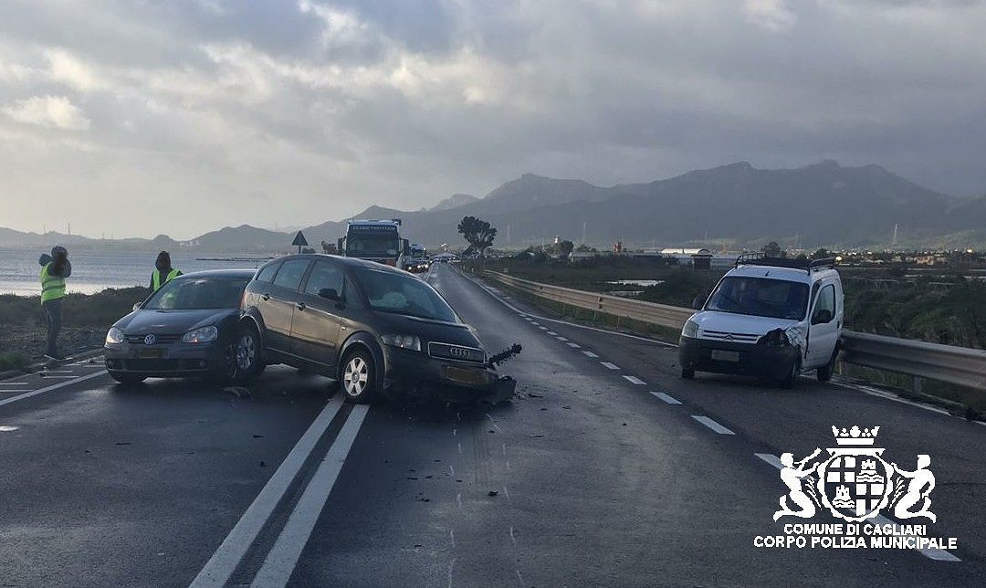 Frontale sulla Sulcitana, tre feriti: traffico paralizzato per quasi due ore
