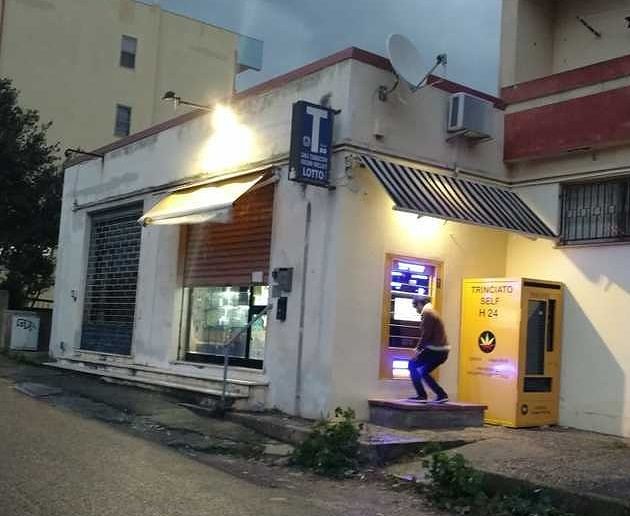 Carbonia, svaligiato il tabacchino. L’ira del proprietario: “Dobbiamo tornare al far west”?