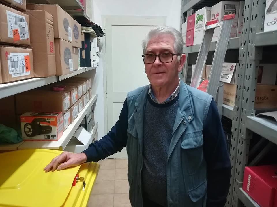 Cagliari, i mastelli ‘inutili’ del porta a porta: “Me ne serve solo uno, obbligato a prenderli tutti e 10”