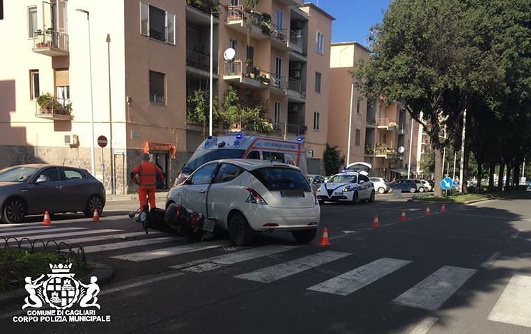 Via Scano, scontro tra auto e scooter: un 45enne cagliaritano in ospedale