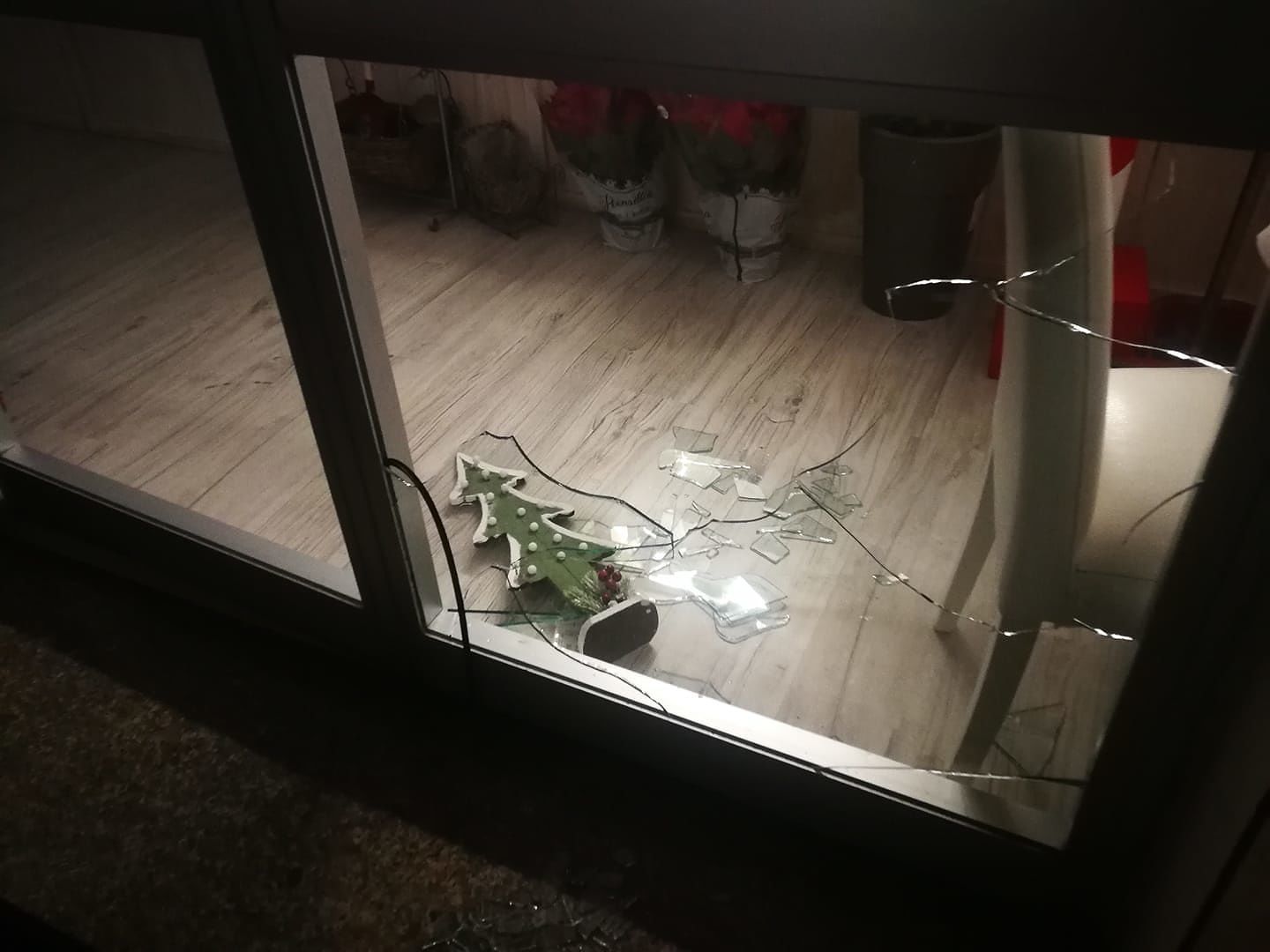 Quartu, vetrina spaccata nella notte: il blitz di un ladro nella pasticceria