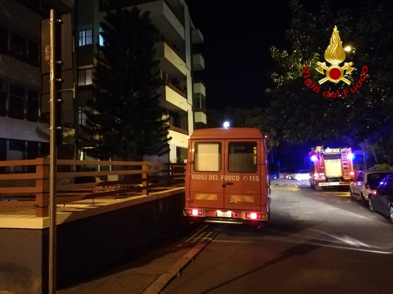 Cagliari, ondata di puzza di gasolio in un palazzo di via Siviglia: sul posto i Vigili del fuoco