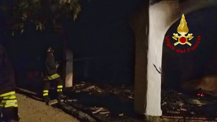 Baccu Mandara, casa in fiamme nella notte e grande paura: sul posto i vigili del fuoco