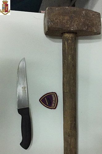 Minaccia la madre con un coltello da cucina, con una mazza era pronto a sfondare la porta di casa
