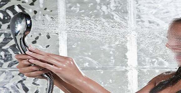 Fa la doccia con le lenti a contatto e perde un occhio: tutta colpa di un parassita dell’acqua