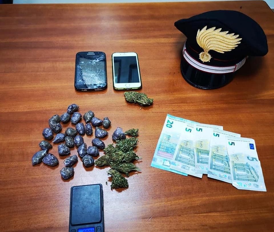 Senorbì, baby pusher con marijuana e bilancino fuori dalla scuola: un arresto e una denuncia