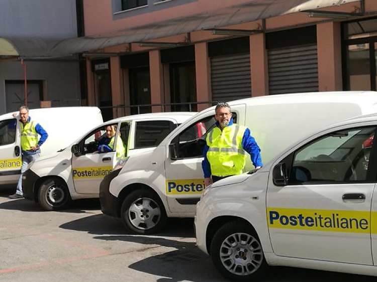 Lavoro a Cagliari, Poste Italiane cerca autisti: stipendio di 1600 euro e buoni pasto