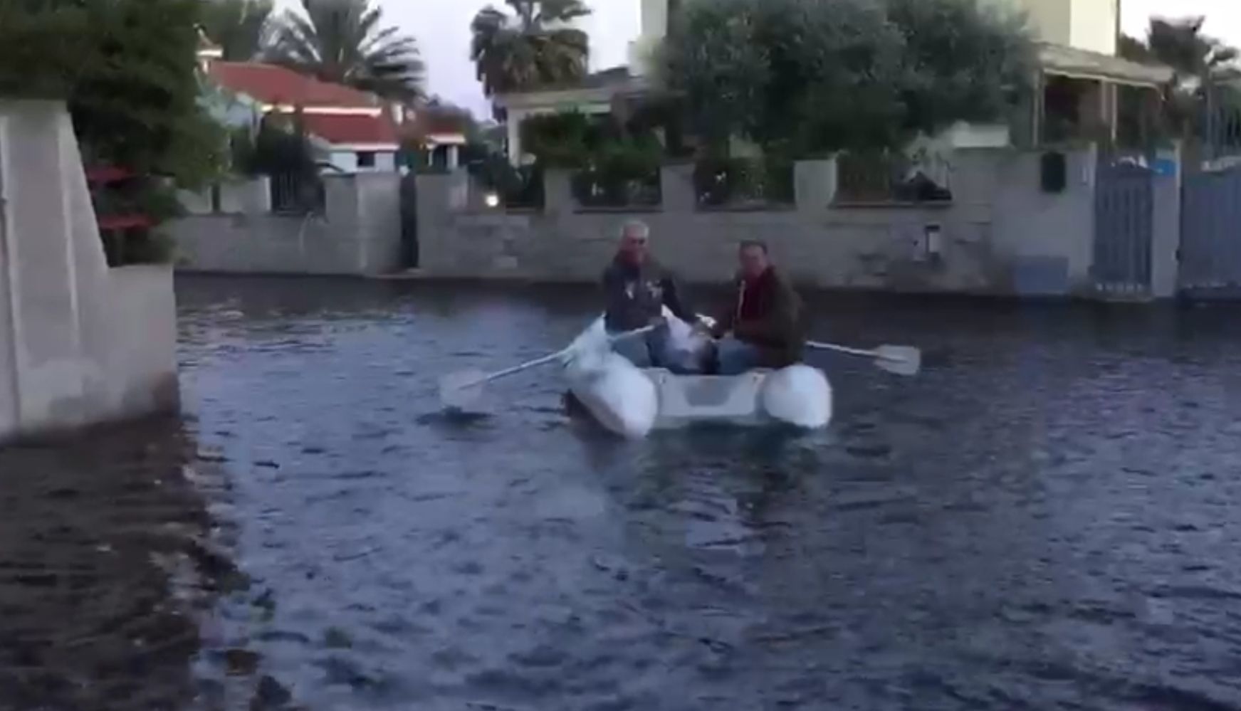 Quartu, a Flumini si naviga col gommone: “Strade invase dall’acqua, siamo abbandonati”