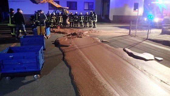 Dolce disastro in Germania: silos trabocca e un fiume di cioccolata calda invade la strada