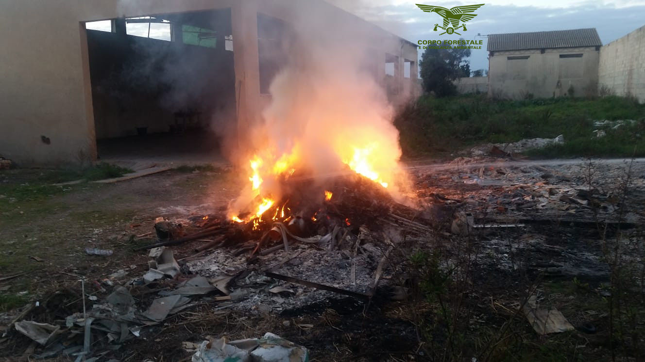 Monserrato, sorpreso a bruciare rifiuti in un terreno: imprenditore di Capoterra nuovamente nei guai