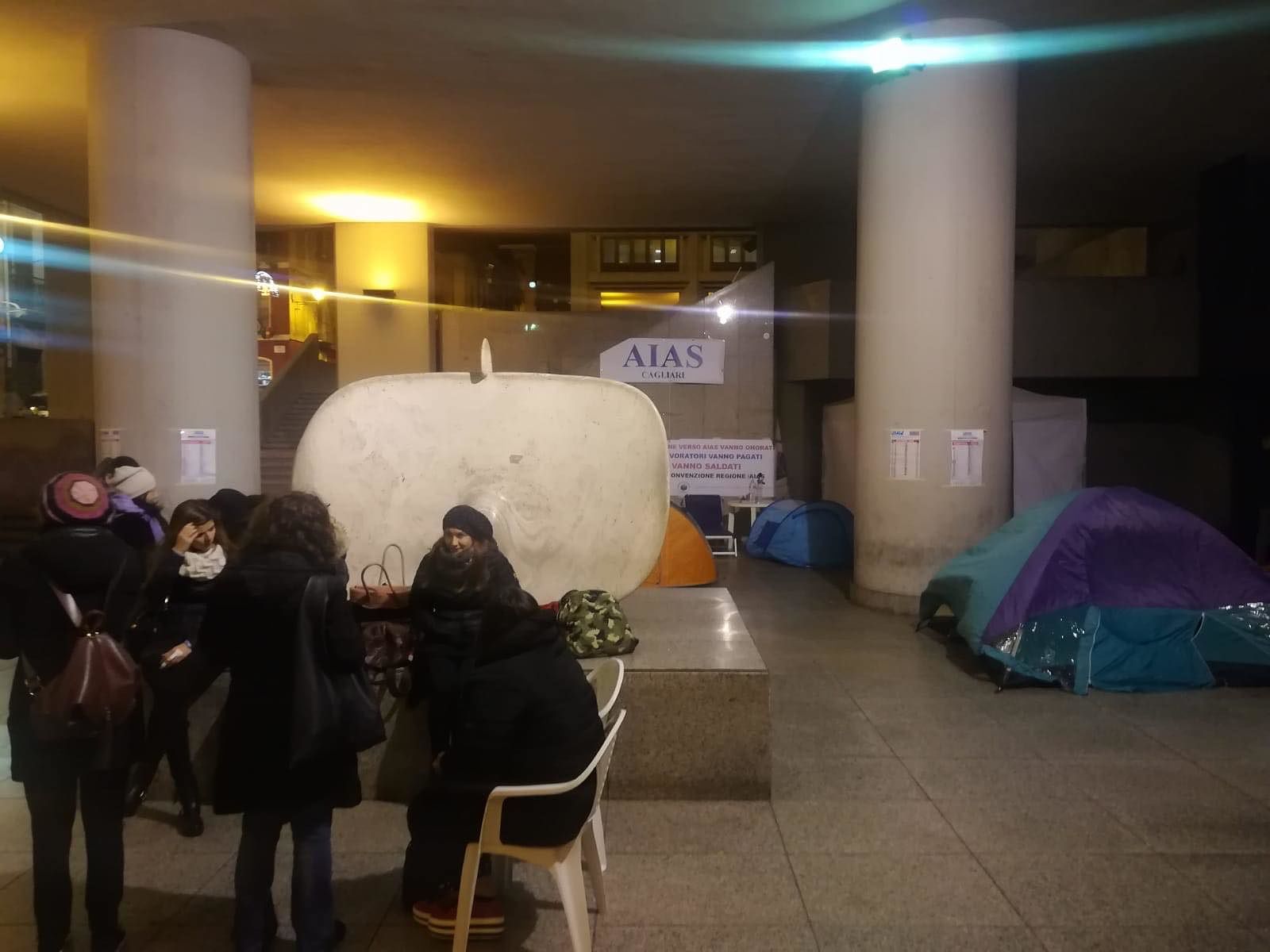 Cagliari, tensione alle stelle sul “caso Aias”: la minoranza occupa i banchi del Consiglio regionale