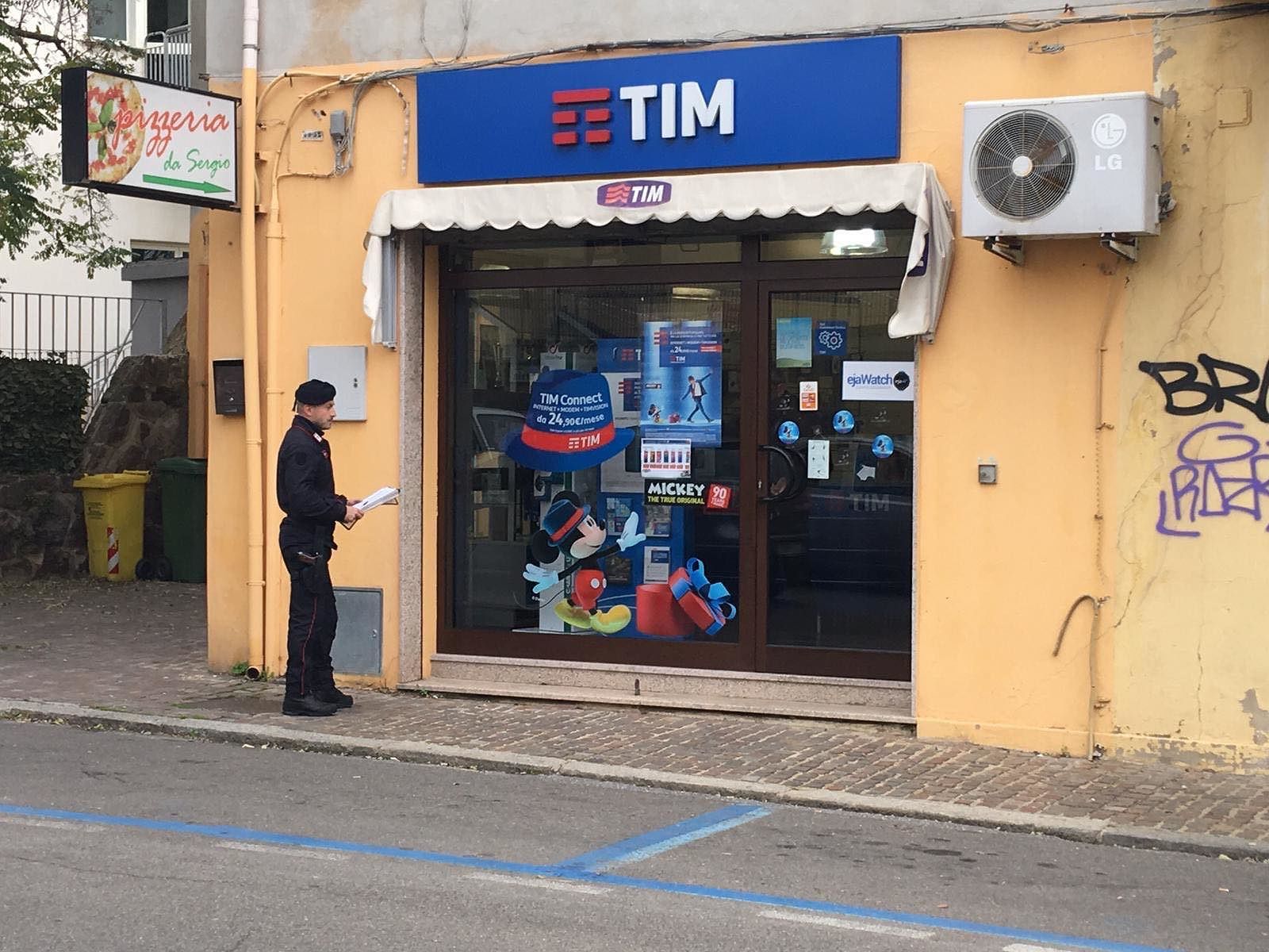 Furto con spaccata al centro Tim di Carbonia: due denunce