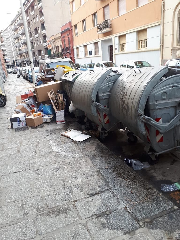 Cagliari, cartoline di degrado dal Corso: “Una discarica in pieno centro storico”