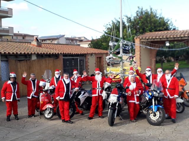 Assemini, i Babbi Natale in sella alle loro moto per la gioia di grandi e piccini