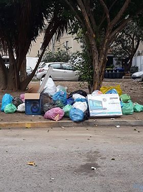 Cartoline di degrado da Sant’Elia: “Qui la raccolta differenziata non funziona per niente”