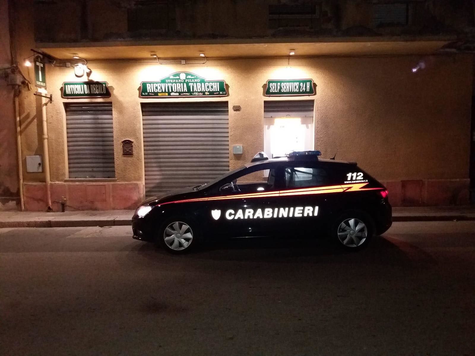 Monserrato, armato di due coltelli rapina un tabacchino e fugge: è caccia all’uomo