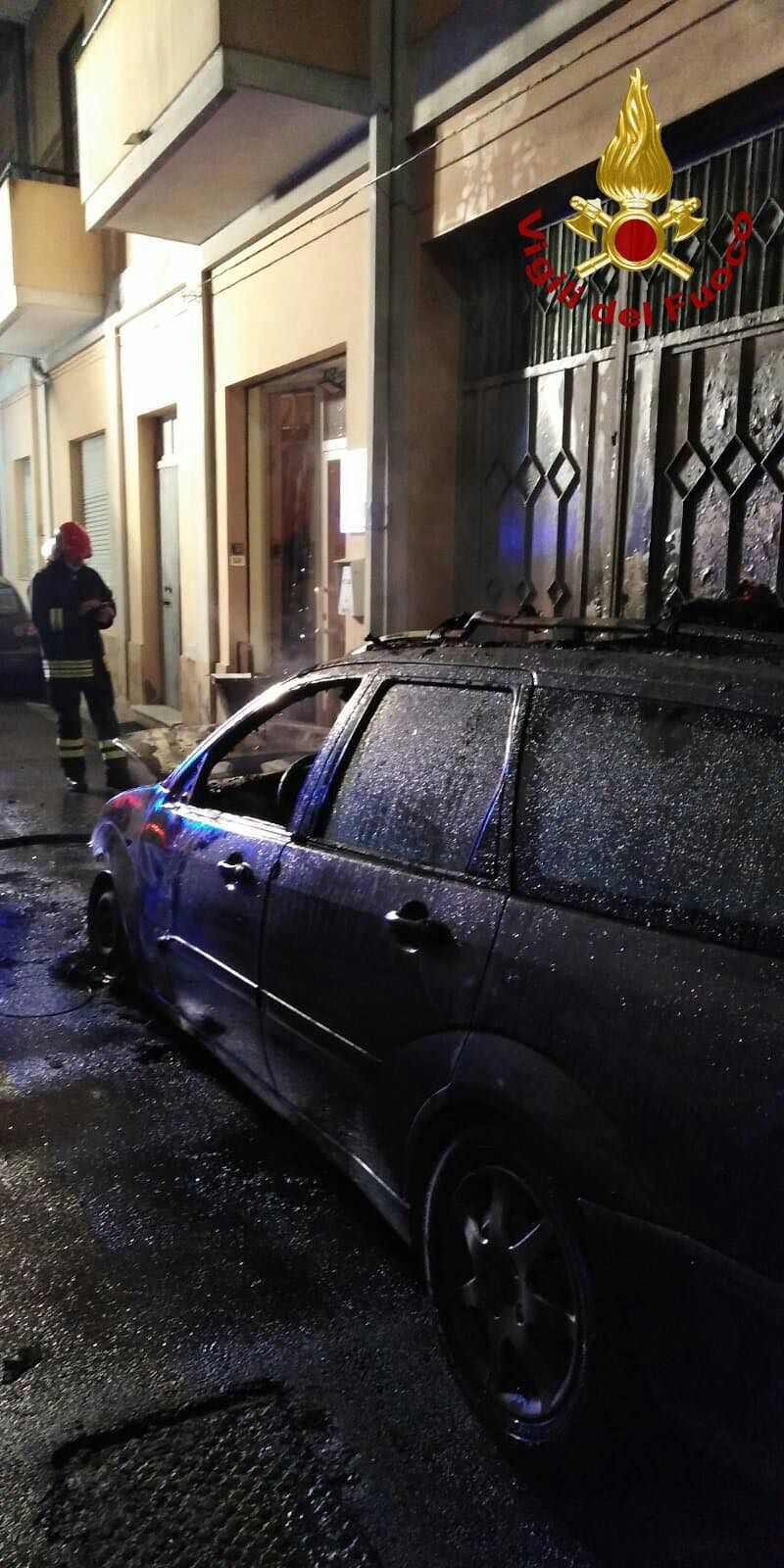 Auto in fiamme nella notte a Pirri: distrutta