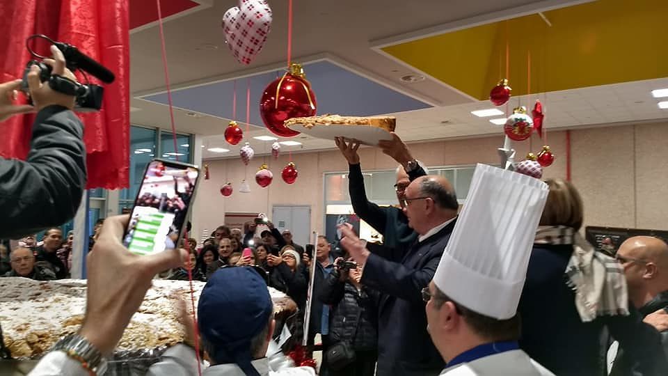 Pesa 404 chili e la bellezza di 200 calorie: è lui il panettone più grande del mondo, visitabile a Villacidro