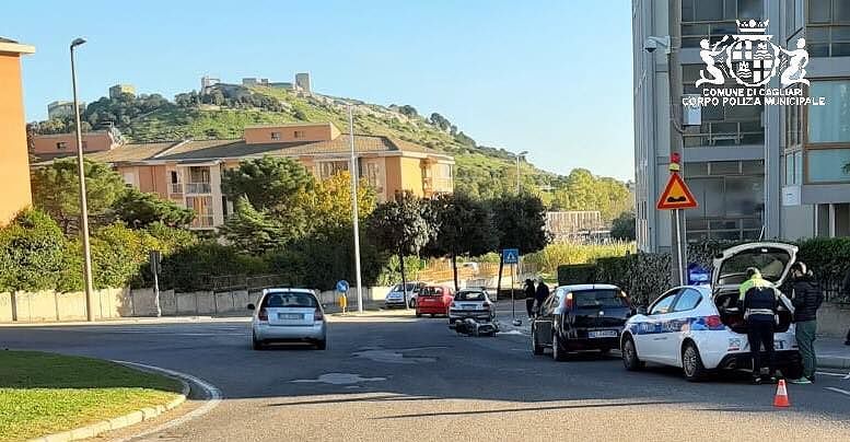 Cagliari, scontro auto scooter nella rotatoria: due feriti all’ospedale