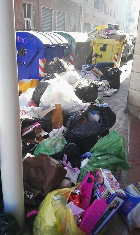 Discarica a cielo aperto in via Col Del Rosso: “Arrivano da tutta Cagliari a buttare i rifiuti qui”