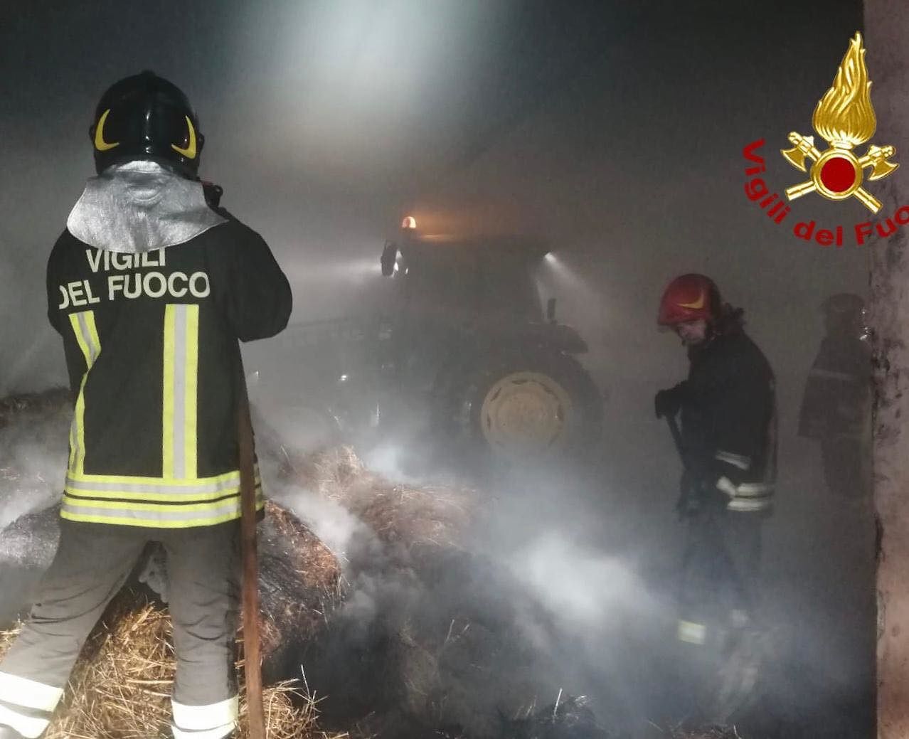 Ore di duro lavoro per i vigili del fuoco a Bortigali: in fiamme un pagliaio, gravi danni