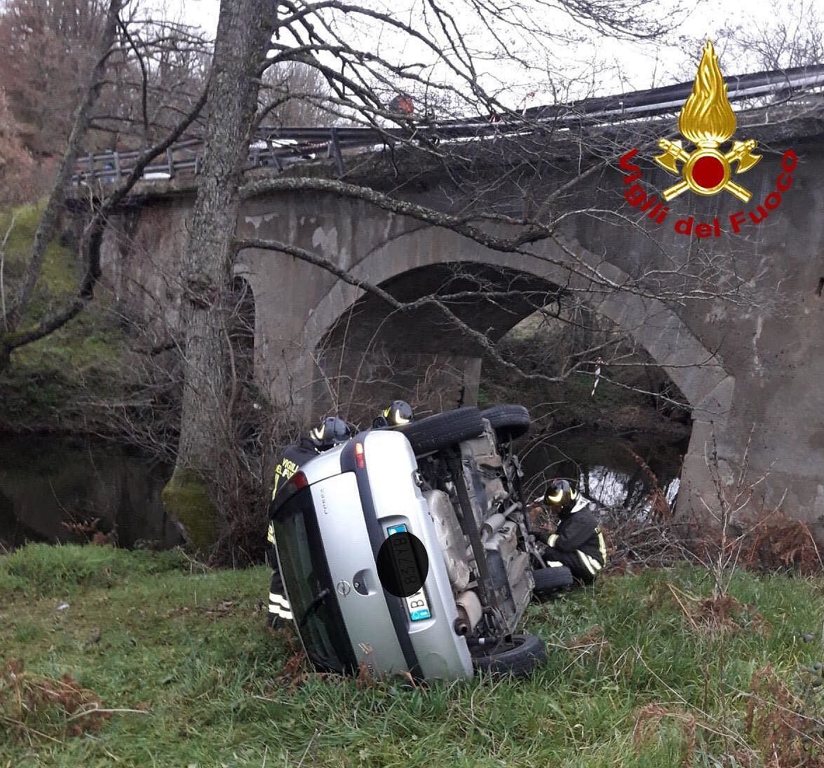 Fonni, auto perde il controllo e finisce fuori strada sulla 389