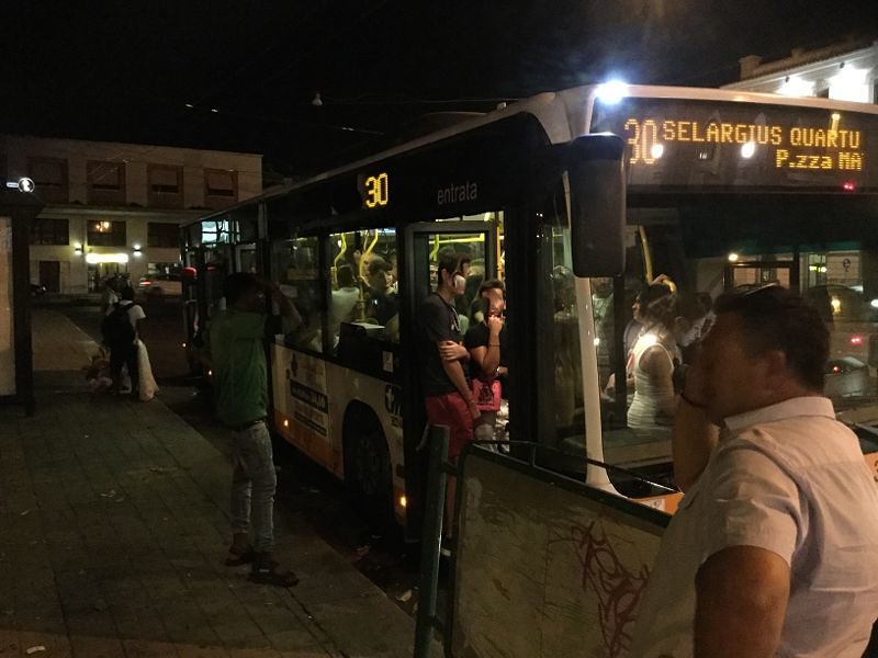 “A Cagliari un Capodanno 2019 da irresponsabili, solo 5 linee di pullman: dov’è la sicurezza?”
