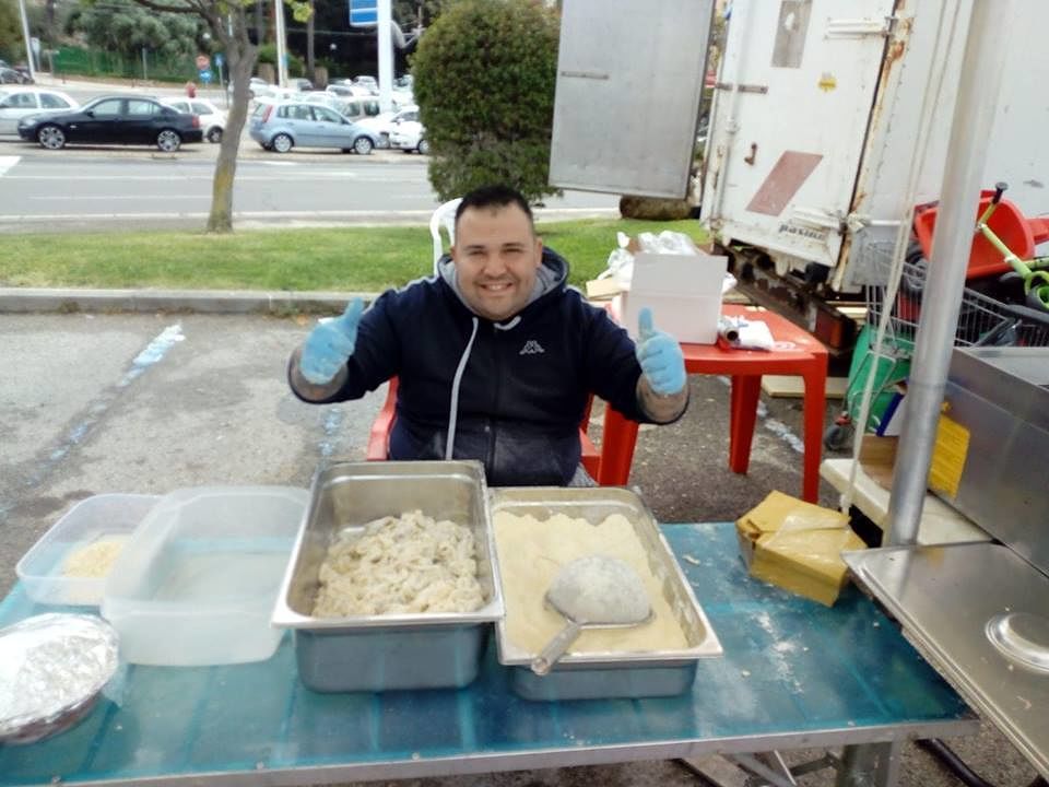 Cagliari, l’operazione “panini gratis per i poveri” si farà: “Duecento e con wurstel per bambini e genitori”