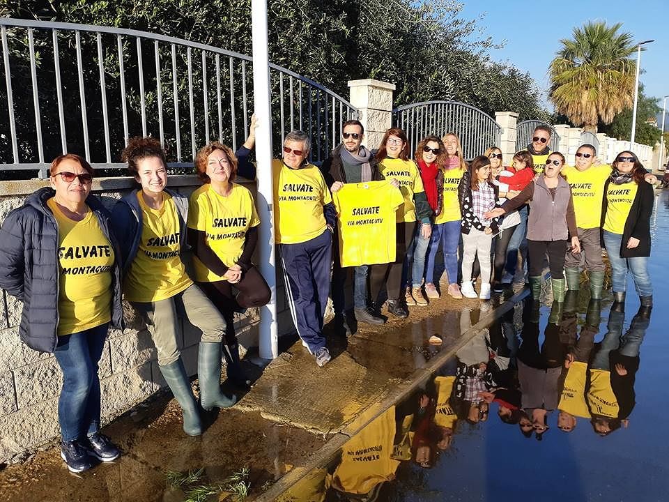 Quartu, cittadini in canoa in via Montacutu: “Da 2 mesi navighiamo per uscire dalle nostre case”