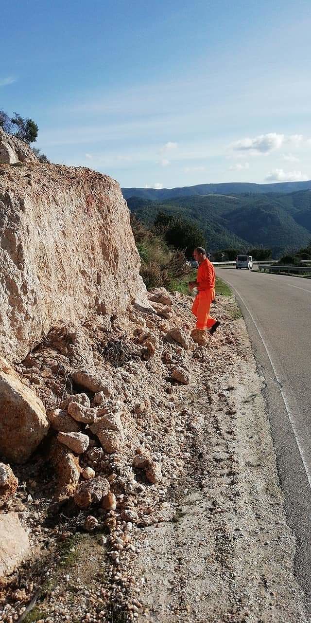 Escalaplano, frana sulla Strada provinciale 22: “Massima Prudenza”